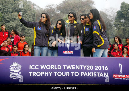 Lahore. 12 Jan, 2016. Les femmes pakistanaises cricketers prendre un avec la CPI selfies 2016 trophée mondial vingt20 lors d'une cérémonie dans l'est de Lahore au Pakistan le 12 janvier 2016. L'International Cricket Council (ICC) 2016 trophée mondial vingt20 a atteint le Pakistan pour une visite de deux jours. Credit : Sajjad/Xinhua/Alamy Live News Banque D'Images