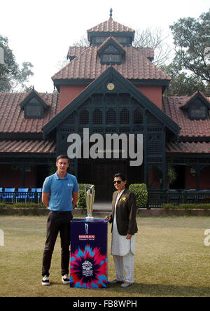 Lahore. 12 Jan, 2016. Le capitaine de l'équipe de cricket de femmes pakistanaises Sana Mir (R) pose pour une photo avec le CPI 2016 trophée mondial vingt20 lors d'une cérémonie dans l'est de Lahore au Pakistan le 12 janvier 2016. L'International Cricket Council (ICC) 2016 trophée mondial vingt20 a atteint le Pakistan pour une visite de deux jours. Credit : Sajjad/Xinhua/Alamy Live News Banque D'Images