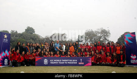 Lahore. 12 Jan, 2016. Les femmes des joueurs de cricket pakistanais posent pour une photo avec la CPI 2016 trophée mondial vingt20 lors d'une cérémonie dans l'est de Lahore au Pakistan le 12 janvier 2016. L'International Cricket Council (ICC) 2016 trophée mondial vingt20 a atteint le Pakistan pour une visite de deux jours. Credit : Sajjad/Xinhua/Alamy Live News Banque D'Images