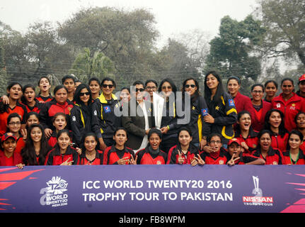 Lahore. 12 Jan, 2016. Les femmes des joueurs de cricket pakistanais posent pour une photo avec la CPI 2016 trophée mondial vingt20 lors d'une cérémonie dans l'est de Lahore au Pakistan le 12 janvier 2016. L'International Cricket Council (ICC) 2016 trophée mondial vingt20 a atteint le Pakistan pour une visite de deux jours. Credit : Sajjad/Xinhua/Alamy Live News Banque D'Images