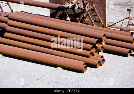 Les tubes en fer industriel brown ensoleillée pile pile Banque D'Images