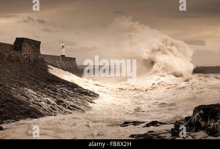 Storm Desmond hits Porthcawl et crash dans le phare et de la jetée dans le sud du Pays de Galles, Royaume-Uni. Banque D'Images