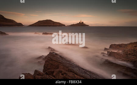 Une structure iconique de Swansea, le phare de Mumbles, photographié à partir de la baie de bracelet Banque D'Images