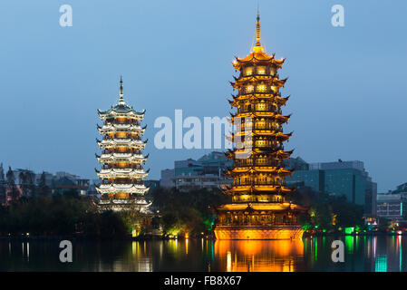 Réflexions de l'après-midi de pagodes dans le lac Shanhu, Guilin. Banque D'Images