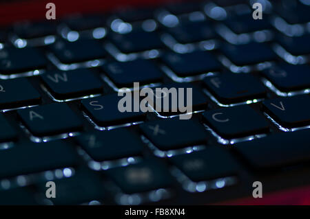 Clavier éclairé. Se concentrer sur les touches WASD. Profondeur de champ Banque D'Images