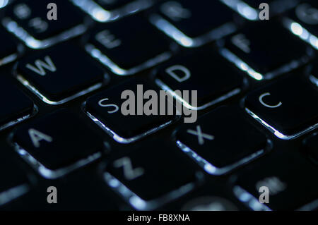 Clavier éclairé. Se concentrer sur les touches WASD. Profondeur de champ Banque D'Images