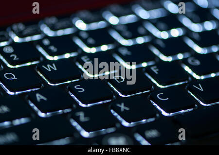 Clavier éclairé. Se concentrer sur les touches WASD. Profondeur de champ Banque D'Images