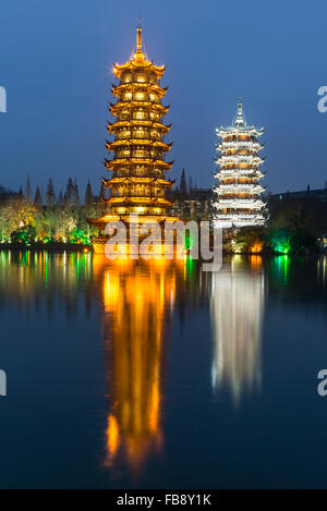 Réflexions de pagodes dans le lac Shanhu, Guilin. Banque D'Images