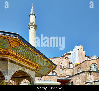 Le Compex (sociale) de kulliye Sainte-sophie avec fontaine d'ablutions rituelles à l'avant-plan, Istanbul, Turquie Banque D'Images