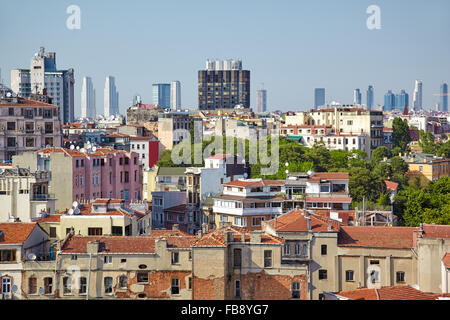 La vue depuis la tour de Galata à la maisons résidentiel avec les gratte-ciel dans la région de Galata Istanbul, Turquie Banque D'Images