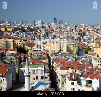 La vue depuis la tour de Galata à la maisons résidentiel avec les gratte-ciel dans la région de Galata Istanbul, Turquie Banque D'Images