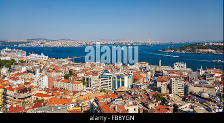 Les maisons de quartier résidentiel et le carrefour de détroit du Bosphore et de la Corne d'or à Istanbul. La vue depuis la tour de Galata, Turquie Banque D'Images