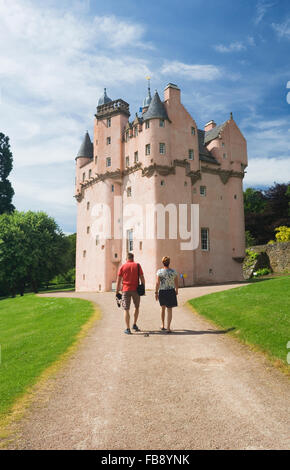 Les touristes à monter l'allée en direction de Craigievar Castle - Aberdeenshire, en Écosse. Banque D'Images