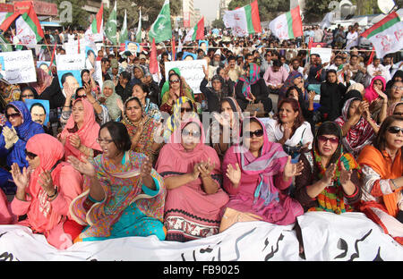 Muttahida Qaumi Movement de militants (MQM) organisent manifestation devant la Commission électorale Karachi comme ils exigent pour fournir le pouvoir de maire nouvellement élu de l'agglomération, le mardi 12 janvier, 2016. Banque D'Images