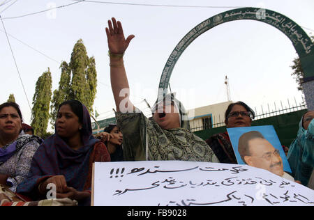 Muttahida Qaumi Movement de militants (MQM) organisent manifestation devant la Commission électorale Karachi comme ils exigent pour fournir le pouvoir de maire nouvellement élu de l'agglomération, le mardi 12 janvier, 2016. Banque D'Images