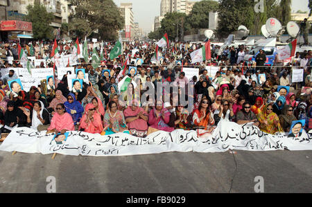 Muttahida Qaumi Movement de militants (MQM) organisent manifestation devant la Commission électorale Karachi comme ils exigent pour fournir le pouvoir de maire nouvellement élu de l'agglomération, le mardi 12 janvier, 2016. Banque D'Images