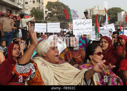 Muttahida Qaumi Movement de militants (MQM) organisent manifestation devant la Commission électorale Karachi comme ils exigent pour fournir le pouvoir de maire nouvellement élu de l'agglomération, le mardi 12 janvier, 2016. Banque D'Images