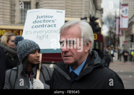 St Thomas' Hospital, Londres, Royaume-Uni. 12 janvier, 2016. John McDonnell, Parti du Travail le poste avec le médecin en dehors des piquets de St Thomas' Hospital, Westminster, London Crédit : Ian Davidson/Alamy Live News Banque D'Images