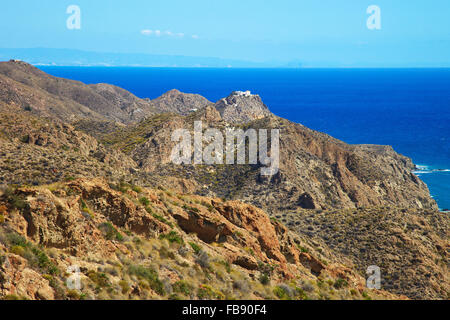 Paysage côtier. Le parc naturel de Cabo de Gata Nijar, Andalousie plus vaste zone protégée. Des rochers près de Carboneras. Banque D'Images