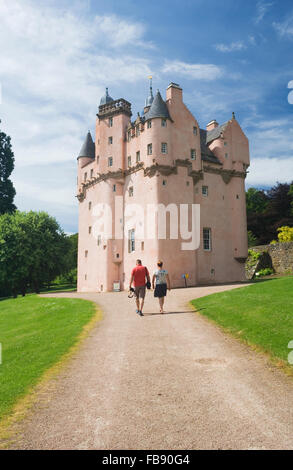 Les touristes à monter l'allée en direction de Craigievar Castle - Aberdeenshire, en Écosse. Banque D'Images