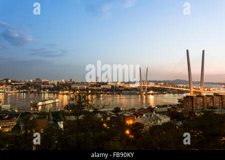 Vladivostok, Russie. Septembre 2015 - Coucher de soleil vu de Vladivostok et la corne d'Bridge Banque D'Images