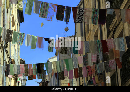 Les Restes de tissu de décoration de la rue De La Fontaine, quartier Saint-Roch, Montpellier, France Banque D'Images