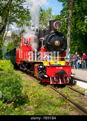 Locomotive à vapeur de l'ancien petit train peut être vu dans la gare de Kiev. Banque D'Images