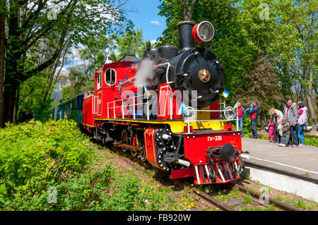 Locomotive à vapeur de l'ancien petit train peut être vu dans la gare de Kiev Banque D'Images