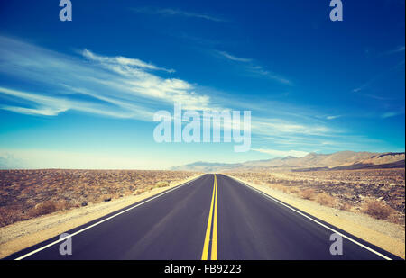 Pays sans fin aux tons Vintage autoroute, Death Valley, USA. Banque D'Images