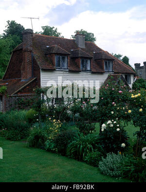 Blanc et rose rosiers grimpants sur poteaux en bois rustique dans jardin de cottage en bois blanc Banque D'Images