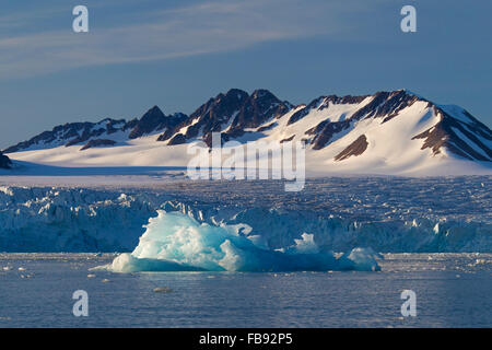 Iceberg de fusion de Lilliehöökbreen Lilliehöökfjorden glacier dérivant en direction de Krossfjorden, fjord, Spitsbergen, Svalbard Banque D'Images