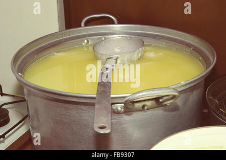 Fabrication de fromage appelé traditionnelle albanaise dans mishavin Lepushe Banque D'Images