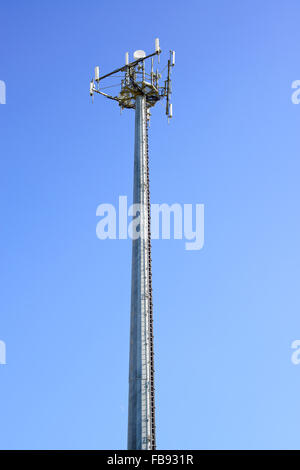 La tour de télécommunications. Station de base de téléphone mobile dans un fond de ciel bleu. Banque D'Images