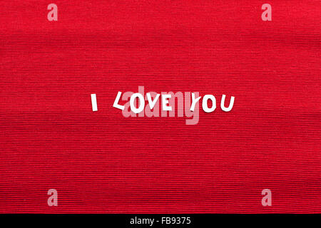 Je t'aime note sur tissu rouge Banque D'Images