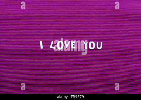 Je t'aime note sur tissu pourpre Banque D'Images