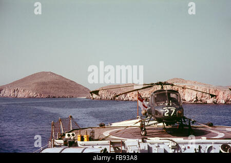 Le HMS ashanti dans le golfe arabique avec l'hélicoptère Westland wasp a.1 xt438 comme-427 de nas 829 Banque D'Images