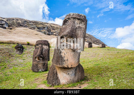 Le Chili, l'île de Pâques, Rapa Nui, moai généraux concernant les pentes du cratère du Rano Raraku Banque D'Images