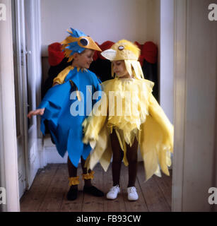 Deux petits garçons en costumes d'oiseaux pour un usage éditorial uniquement Banque D'Images