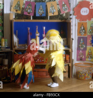 Deux petits garçons en costumes d'oiseaux pour un usage éditorial uniquement Banque D'Images