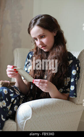 Jeune femme stylée, dans un style vintage la lecture d'une lettre de son amoureux qui n'est pas en guerre Banque D'Images