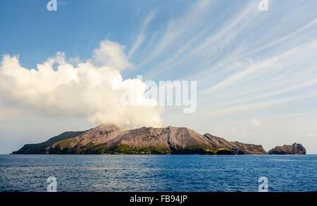 La fumée s'échapper de la Nouvelle Zélande plus volcan actif - Blanc - l'île au large de la côte de Bay of Plenty Banque D'Images