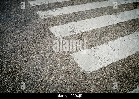 Passage pour piétons peints sur route asphaltée. Banque D'Images