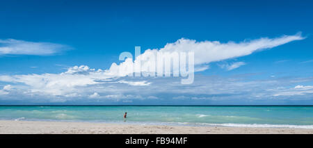 Beau ciel bleu maison de Varadero beach scene - escapade sur une plage de vacances à Cuba. Banque D'Images