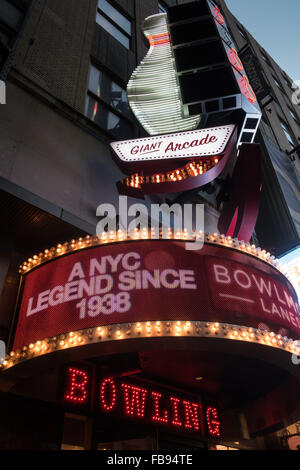 Les panneaux électroniques s'allumer la 44e Rue, à Times Square, NYC de nuit Banque D'Images