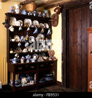 Collection de meubles anciens de la Chine sur une commode en chêne salle à manger dans un pays Banque D'Images