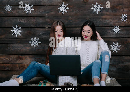 Deux belles filles de l'emplacement sur le plancher Banque D'Images