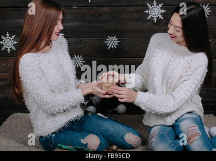 Deux belles filles déballer des cadeaux Banque D'Images