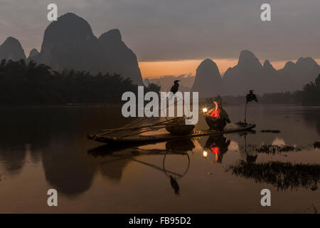 Rivière Li - Xingping, Chine. Janvier 2016 - un vieux pêcheur s'apprête à aller à la pêche avec ses cormorans. Banque D'Images