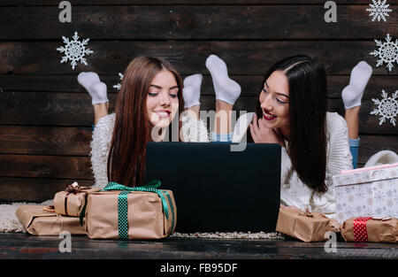 Deux belles filles se coucher sur le plancher Banque D'Images