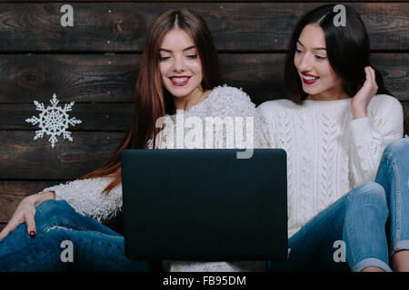 Deux belles filles de l'emplacement sur le plancher Banque D'Images